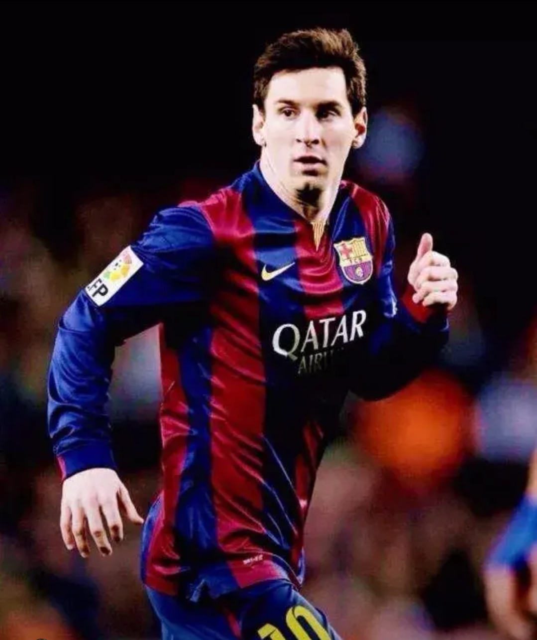 足球场上球员表现出强烈的竞争意识，奋力拼搏