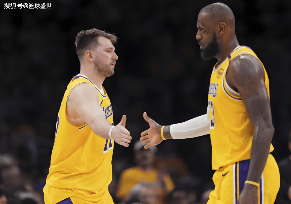 包含网球巨星与篮球明星对决，体育赛事引爆热潮的词条