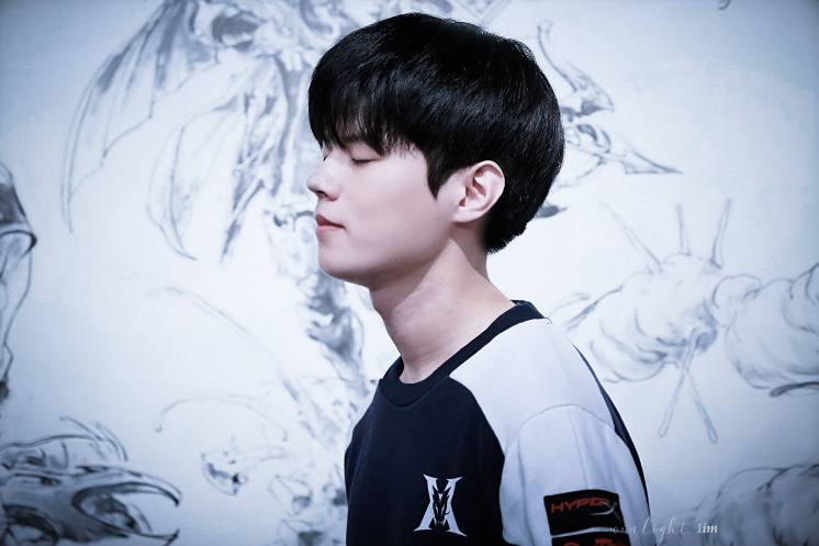 包含KT碾压CLG，Deft操刀奇招英雄翻盘鏖战多局四强赛，留下经典瞬间的词条